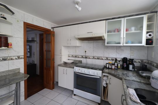 Cozinha de apartamento à venda com 3 quartos, 77m² em Rio Branco, Porto Alegre