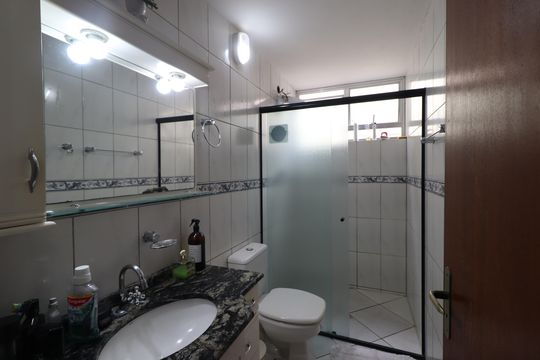 Banheiro de apartamento à venda com 3 quartos, 77m² em Rio Branco, Porto Alegre