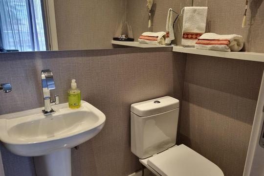 Banheiro de apartamento à venda com 2 quartos, 72m² em Cambuí, Campinas