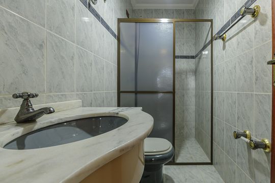 Banheiro  de apartamento à venda com 2 quartos, 51m² em Vila Ipiranga, Porto Alegre