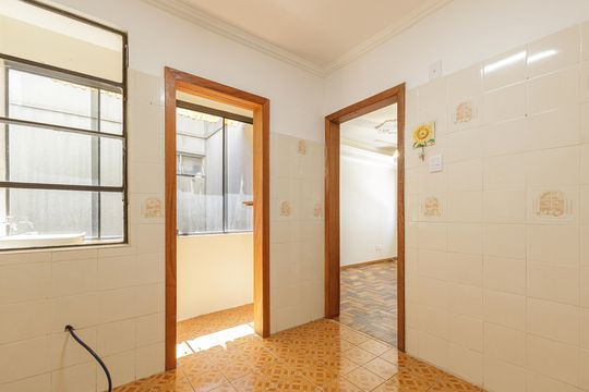 Cozinha  de apartamento à venda com 2 quartos, 51m² em Vila Ipiranga, Porto Alegre