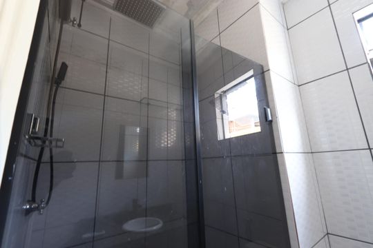 Banheiro de casa de condomínio para alugar com 2 quartos, 76m² em Vila Industrial, São Paulo