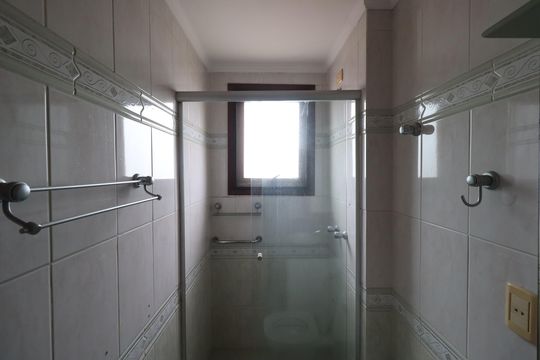 Banheiro de apartamento para alugar com 2 quartos, 140m² em Sarandi, Porto Alegre