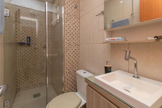 Banheiro de apartamento à venda com 1 quarto, 42m² em Cavalhada, Porto Alegre