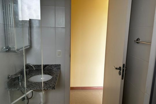 Banheiro de apartamento à venda com 2 quartos, 43m² em Vila Joao Pessoa, Porto Alegre