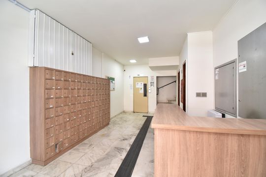 Hall de entrada e portaria de kitnet/studio para alugar com 1 quarto, 21m² em Centro, Curitiba