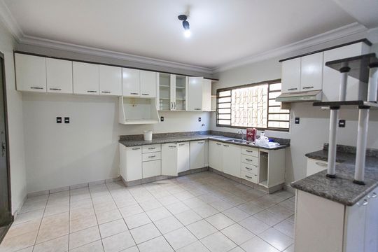 Cozinha de casa para alugar com 3 quartos, 329m² em Brasil, Uberlândia
