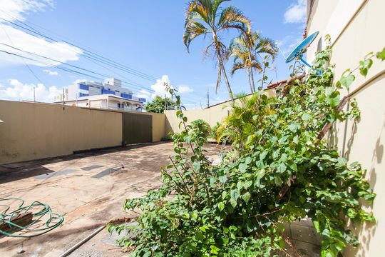 Quintal de casa para alugar com 3 quartos, 329m² em Brasil, Uberlândia