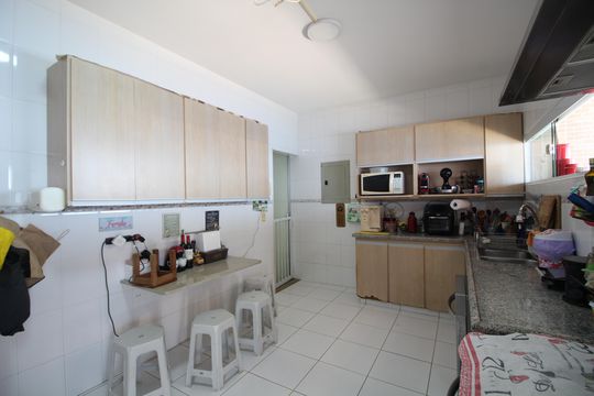 Cozinha de casa de condomínio para alugar com 4 quartos, 271m² em Jacarepaguá, Rio de Janeiro