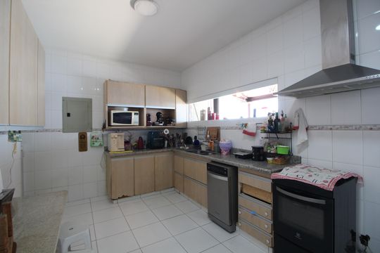 Cozinha de casa de condomínio para alugar com 4 quartos, 271m² em Jacarepaguá, Rio de Janeiro