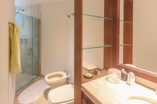 Banheiro da Suíte 1 de apartamento à venda com 5 quartos, 182m² em Itaim Bibi, São Paulo