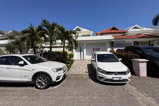 Fachada de casa de condomínio à venda com 4 quartos, 450m² em Barra da Tijuca, Rio de Janeiro
