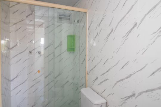 Banheiro de apartamento à venda com 3 quartos, 71m² em Cavalhada, Porto Alegre