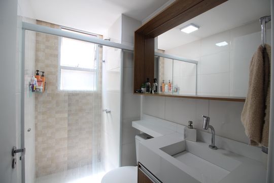 Banheiro de apartamento para alugar com 2 quartos, 45m² em Taquara, Rio de Janeiro