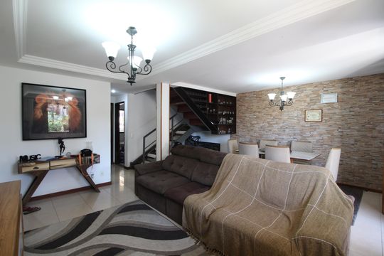 Sala de casa de condomínio à venda com 4 quartos, 250m² em Taquara, Rio de Janeiro