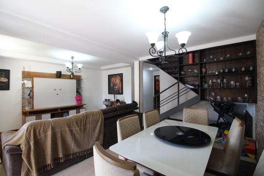 Sala de casa de condomínio à venda com 4 quartos, 250m² em Taquara, Rio de Janeiro