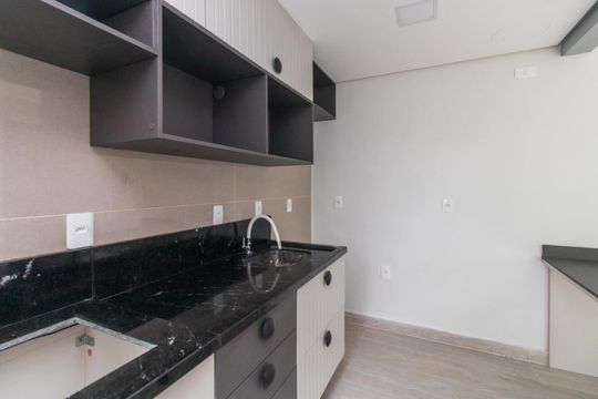 Cozinha de apartamento à venda com 2 quartos, 42m² em Cavalhada, Porto Alegre