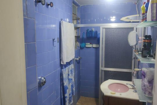 Banheiro de apartamento à venda com 2 quartos, 65m² em Centro, Niterói