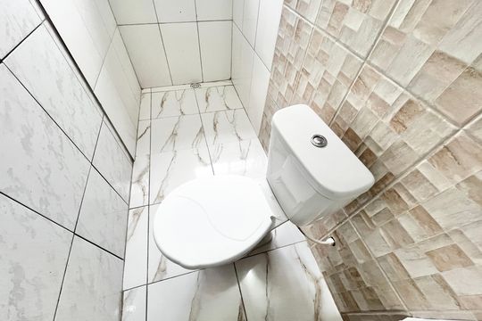 Banheiro de kitnet/studio para alugar com 1 quarto, 20m² em Vila Roque, São Paulo