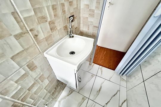 Banheiro de kitnet/studio para alugar com 1 quarto, 20m² em Vila Roque, São Paulo