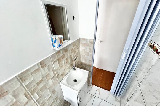 Banheiro de kitnet/studio para alugar com 1 quarto, 20m² em Vila Roque, São Paulo