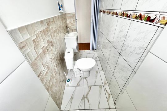 Banheiro de kitnet/studio para alugar com 1 quarto, 20m² em Vila Roque, São Paulo