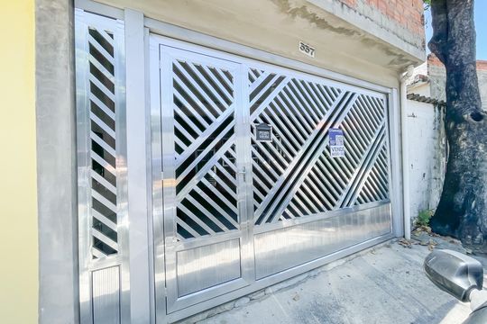 Fachada de casa à venda com 2 quartos, 94m² em Vila Yolanda, Osasco