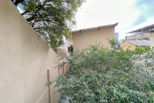 Vista de casa à venda com 3 quartos, 250m² em Vila Osasco, Osasco