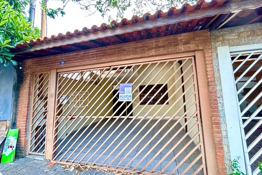 Placa instalada na fachada do imóvel  de casa para alugar com 2 quartos, 110m² em Vila Barros, Guarulhos