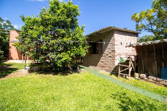 Quintal de casa à venda com 3 quartos, 100m² em Vila Nova, Porto Alegre