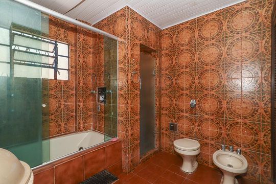 Banheiro de casa à venda com 4 quartos, 240m² em Petrópolis, Porto Alegre