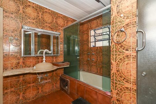 Banheiro de casa à venda com 4 quartos, 240m² em Petrópolis, Porto Alegre
