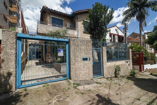 Fachada de casa à venda com 4 quartos, 240m² em Petrópolis, Porto Alegre