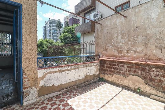 Varanda de casa à venda com 4 quartos, 240m² em Petrópolis, Porto Alegre