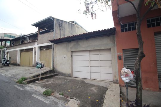 Fachada de casa à venda com 2 quartos, 105m² em Santa Cruz Industrial, Contagem