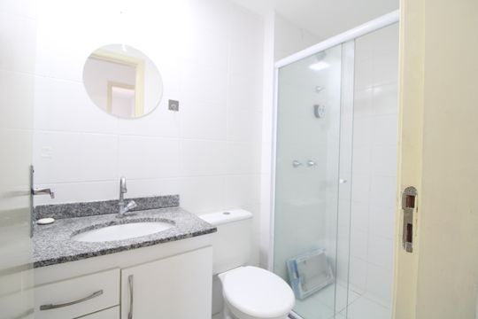 Banheiro comum de apartamento à venda com 2 quartos, 55m² em Interlagos, São Paulo