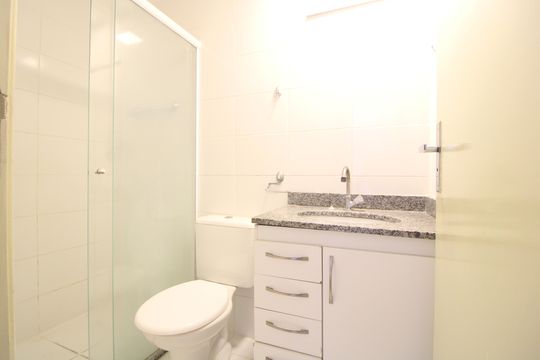 Banheiro da suíte de apartamento à venda com 2 quartos, 55m² em Interlagos, São Paulo