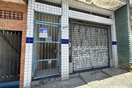 Fachada de casa para alugar com 1 quarto, 45m² em Jardim Julio, Barueri