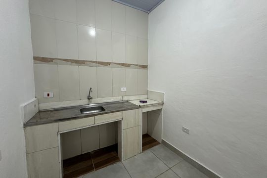 Cozinha de casa para alugar com 1 quarto, 45m² em Jardim Julio, Barueri