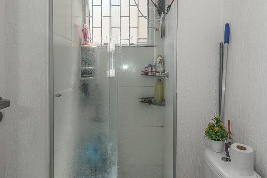 Banheiro de apartamento à venda com 2 quartos, 42m² em Jardim Dona Leopoldina, Porto Alegre