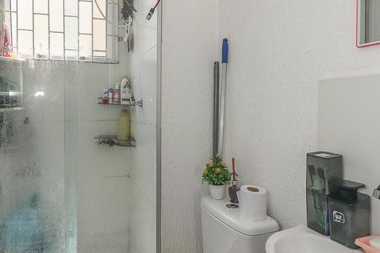 Banheiro de apartamento à venda com 2 quartos, 42m² em Jardim Dona Leopoldina, Porto Alegre