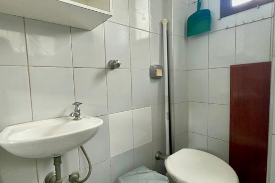 Banheiro de serviço de apartamento para alugar com 1 quarto, 50m² em Perdizes, São Paulo