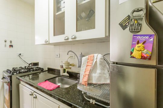 Cozinha de apartamento à venda com 2 quartos, 52m² em Itaim Bibi, São Paulo