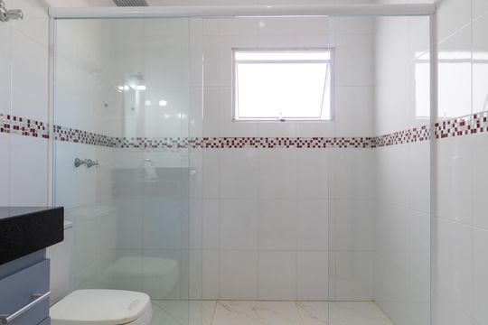 Banheiro da suíte 02 de casa de condomínio à venda com 4 quartos, 330m² em Swiss Park, Campinas