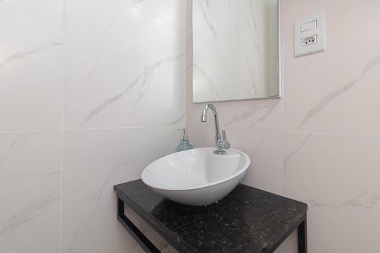Banheiro de apartamento à venda com 1 quarto, 28m² em Centro Histórico, Porto Alegre