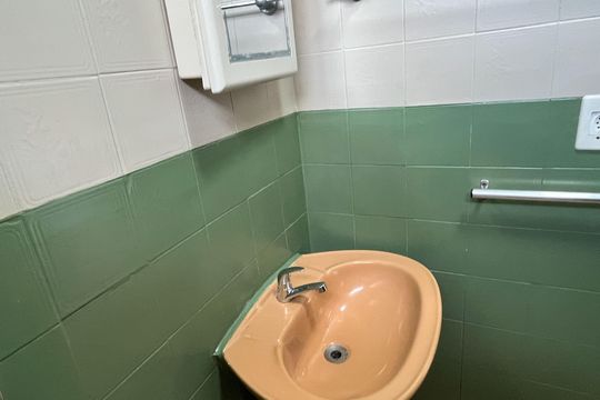Banheiro de apartamento para alugar com 3 quartos, 75m² em Aparecida, Santos