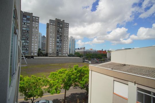 Apartamento à venda com 1 quarto, 64m² em Vila Ipiranga, Porto Alegre