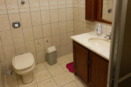 Banheiro da Suíte 1 de casa à venda com 6 quartos, 329m² em Cavalhada, Porto Alegre