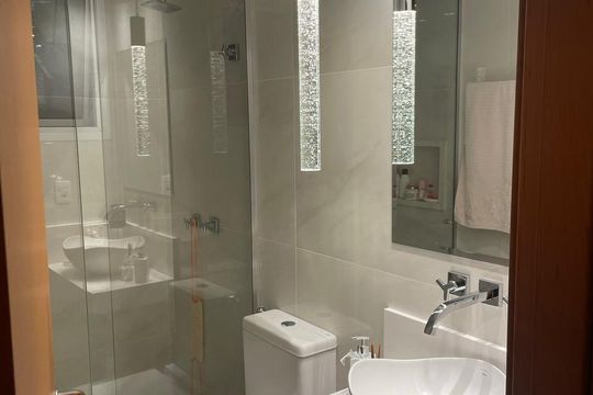 Banheiro de apartamento à venda com 2 quartos, 122m² em Camboinhas, Niterói
