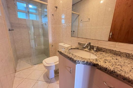 Banheiro de apartamento para alugar com 2 quartos, 58m² em Jardim Botânico, Porto Alegre